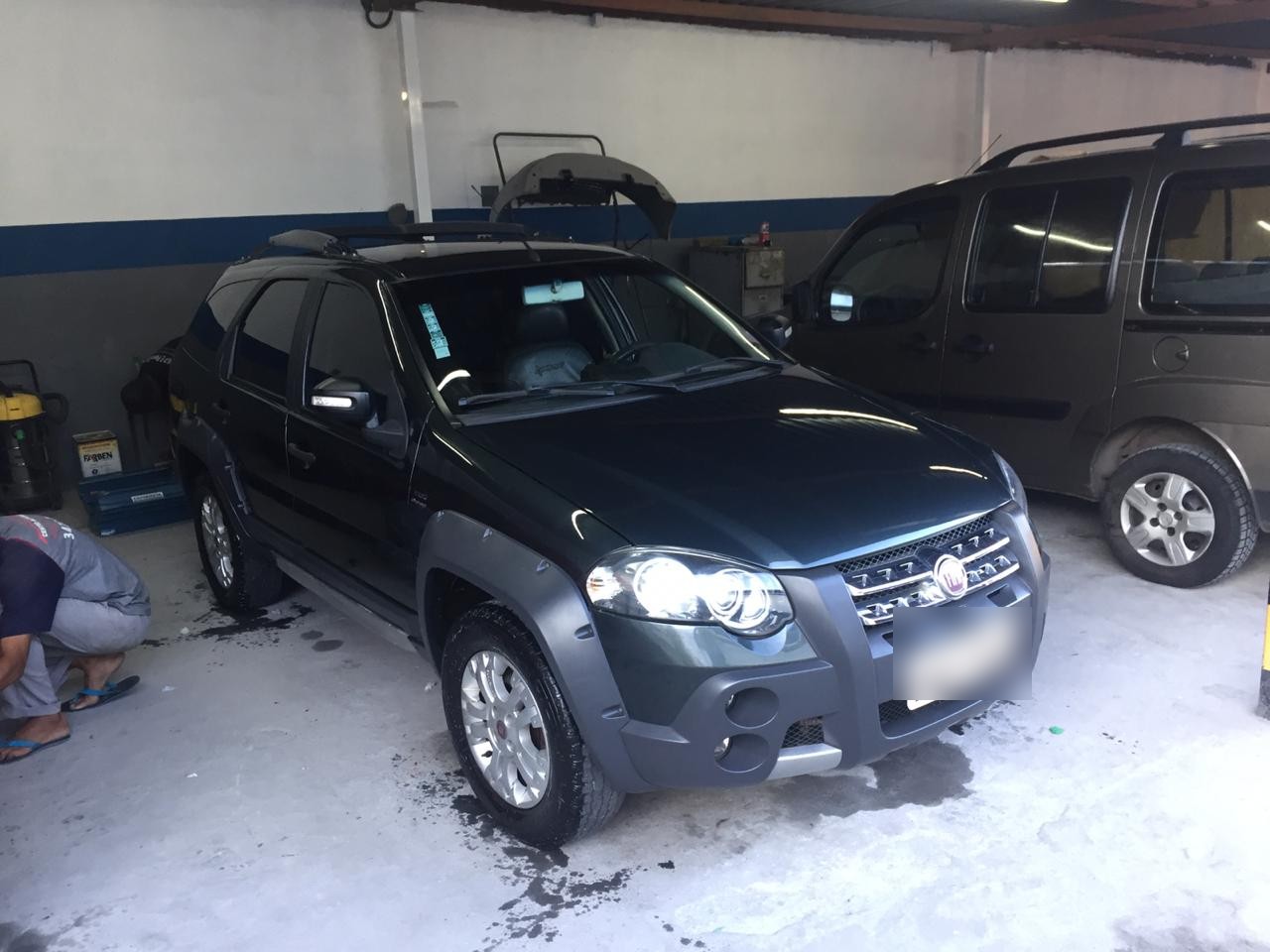 Carro em atendimento dentro da oficina da ATLANTID'AR